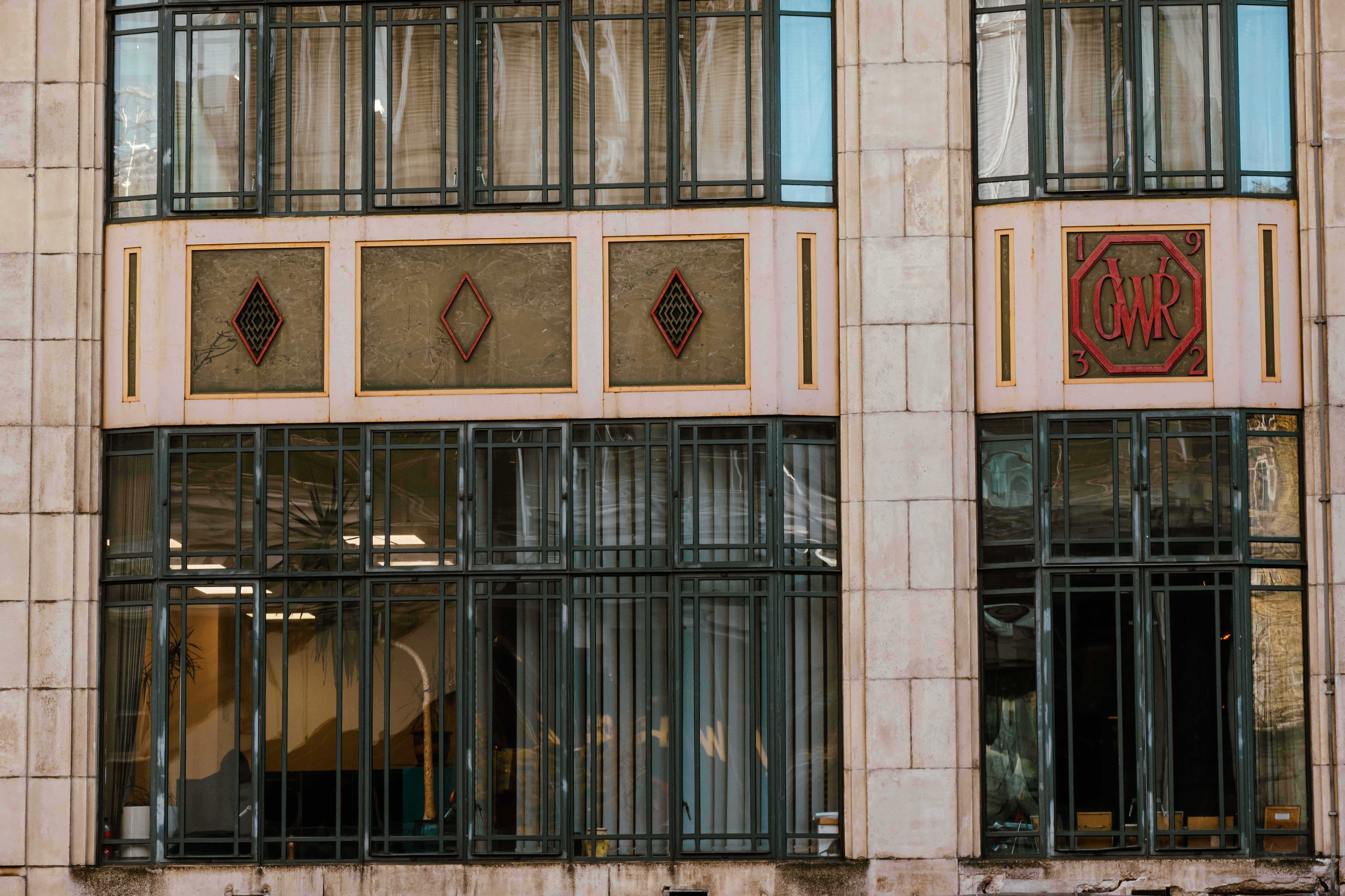 Strong 1930s Style. Does this building not deserve [a Wikipedia page](https://manchesterhistory.net/architecture/1930/paddington.html)?