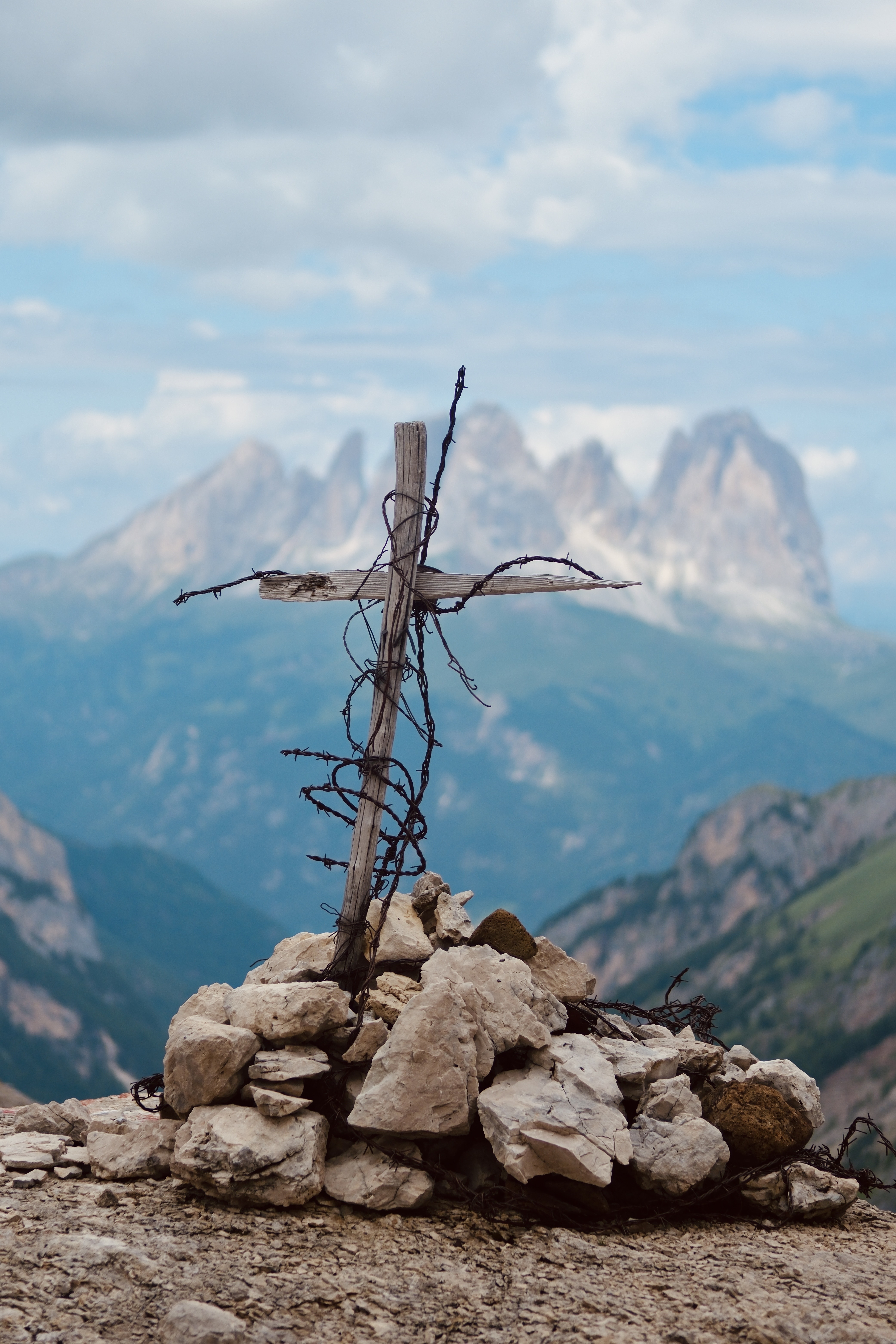Stations of the cross, backed by [Sassolungo](https://en.wikipedia.org/wiki/Langkofel).