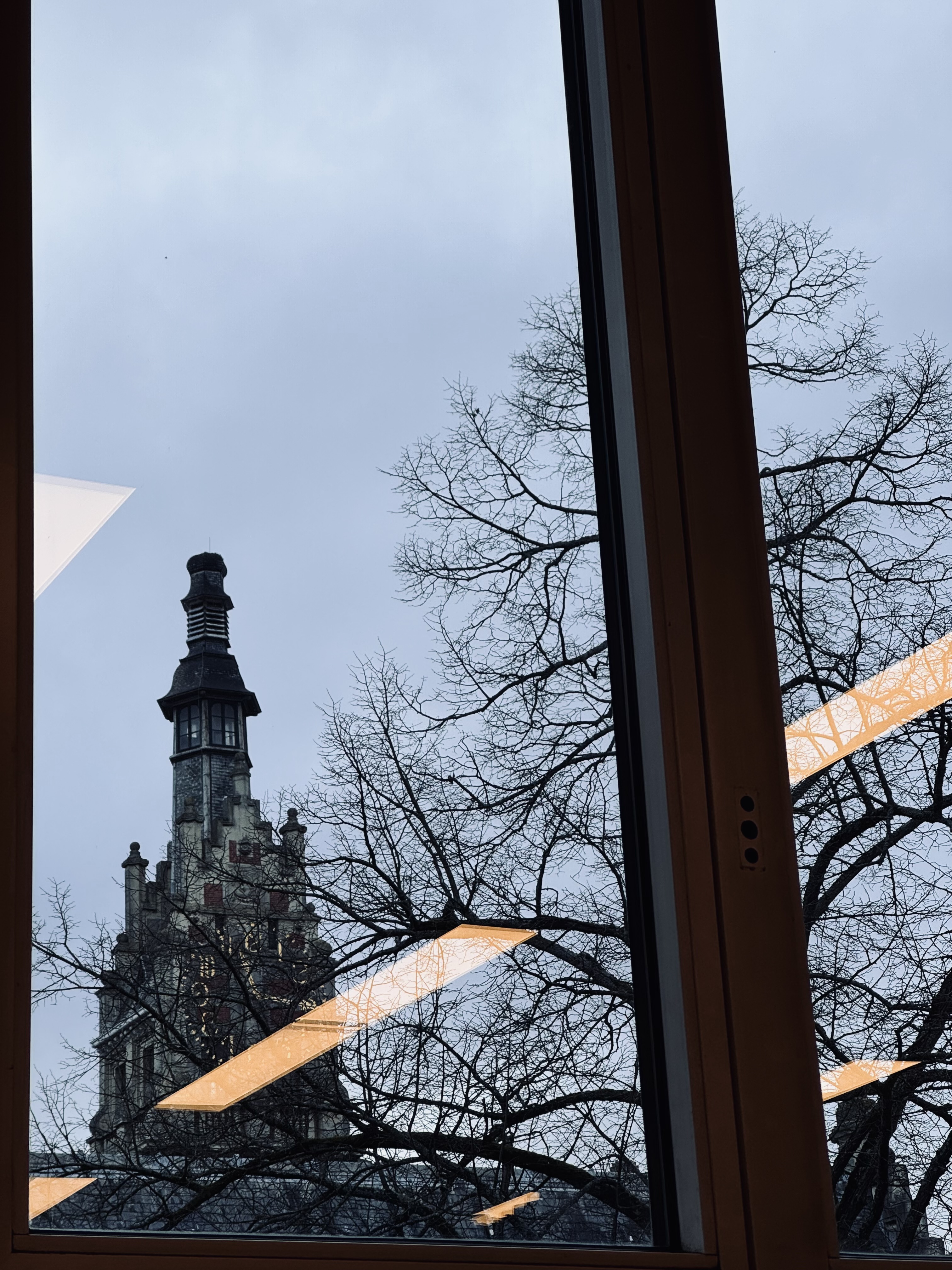 No Windows inside the building