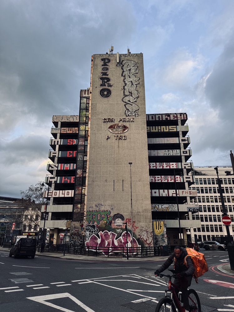 A [familiar](https://photos.charlieegan3.com/posts/2735) landmark on the long road.