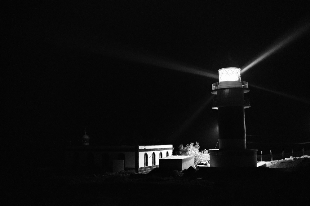 Guiding nights on the waves